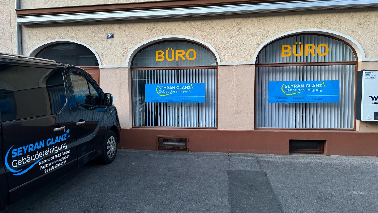 Bürofenster und Fahrzeug der Gebäudereinigung in Bamberg